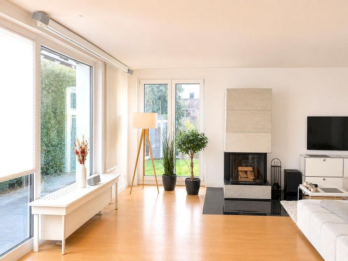 Eklentili, şömineli, bahçeli ve teraslı modern müstakil ev - 260 m²'ye kadar yaşam alanı – Wohnzimmer