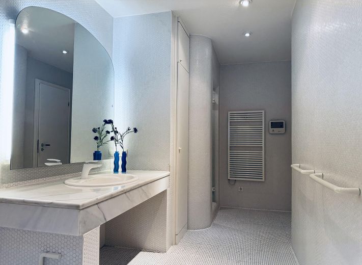 Badezimmer EG Blick v. Wanne