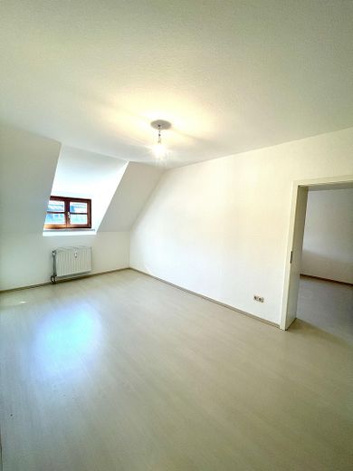 Bezugsfreie Dachgeschosswohnung im Altbau in attraktiver Lage – Wohnraum