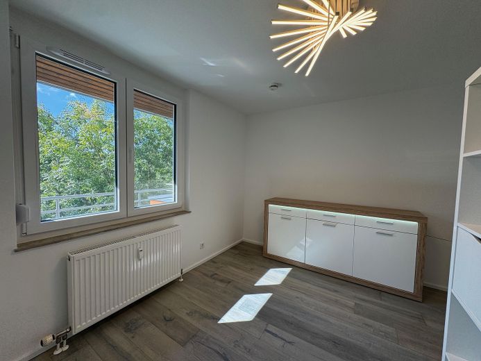 Renovierte 4-ZKB mit Terrasse und Balkon ins Grüne, EBK, 2 Stellplätze – bezugsfrei, provisionsfrei – Zimmer 3