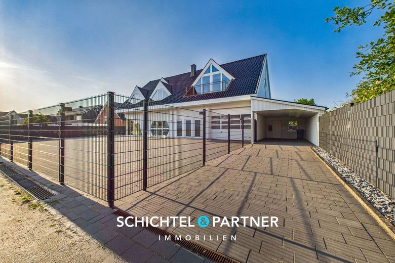Uphusen | Seltenes Wohn- und Geschäftshaus mit Parkhof und Autohalle – S&amp;P | Auffahrt