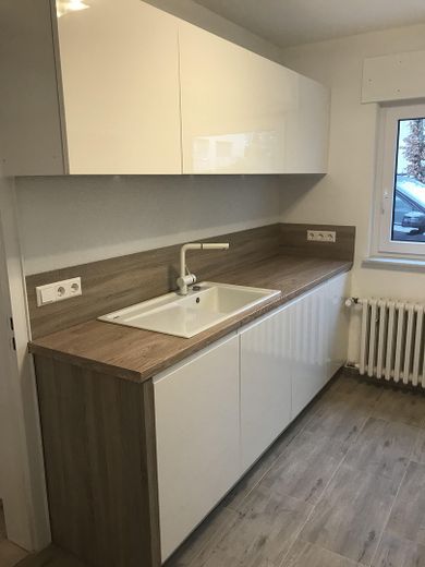 Posizione unica: edificio commerciale e casa unifamiliare direttamente al confine svizzero, presso la stazione ferroviaria – Küche