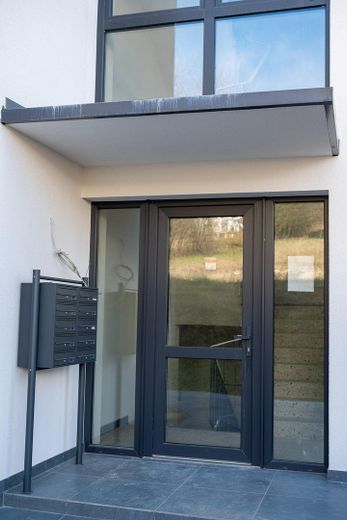 Mieten war gestern: Ihre 2-Zimmer-Traumwohnung ab 584 € / Monat! KfW-55 saniert & Provisionsfrei. – Hauseingangstür