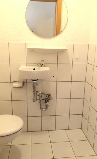 Modernisierte 2-Zimmer Wohnung im 2. OG mit EBK, Balkon, KFZ-Stellplatz und Kellerabteil – WC mit Waschmaschinenanschluss