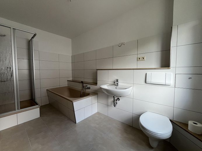 Erstbezug nach Renovierung - Helle und geräumige 3-RW mit Dusche und Badewanne – फोटो 2