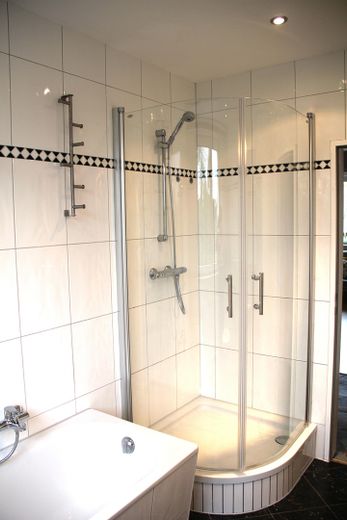 شقة من غرفتين متاحة للسكن فورًا في شارع جانبي هادئ، بإطلالة على المساحات الخضراء – Bad Dusche