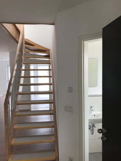 Привлекательная 5-комнатная квартира с балконом и террасой на крыше – Treppe zum Dachgeschoss