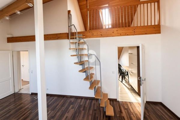 JASNY DWUPOZIOMOWY APARTAMENT Z 2 ANTRESOLAMI