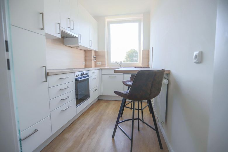 Frisch renoviert & neuwertig: Charmante 2-Zimmer-Wohnung mit Loggia in Barmstedt – Moderne Küche