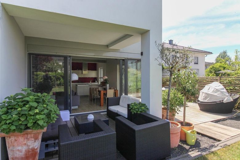 teilüberdachte Terasse