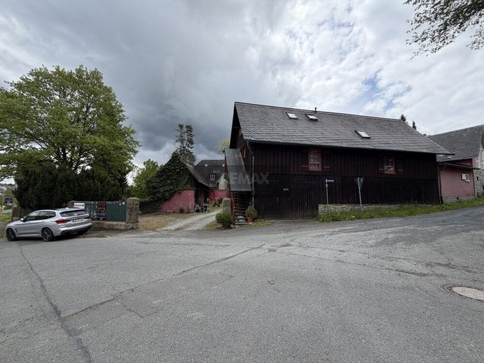 Außergewöhnliches Anwesen mit Wohnhaus, Maisonettewohnungen, Garagenhof und Entwicklungspotenzial – Bild 1