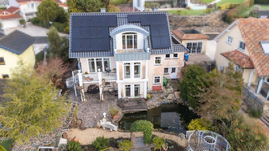 Villa mit Weitblick, Pool, Sauna und Koi-Teich in begehrter Lage von Hochscheid! – Gartenansicht