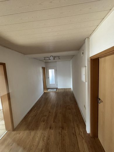 3 Zimmer, überdachter Balkon, ruhiges Haus, EBK, Tageslichtbad mit Wanne und Dusche – Flur