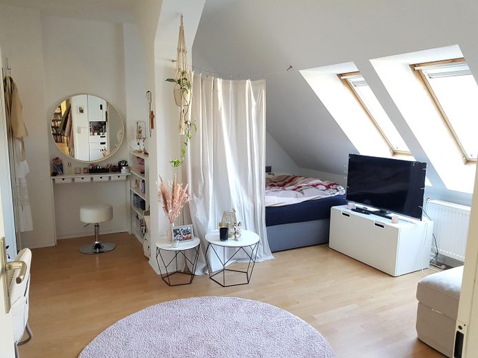 Große Dachgeschosswohnung im ruhigen Gartenhaus mit Terrasse–mitten im Samariterkiez/Friedrichshain – Schlafzimmer 1