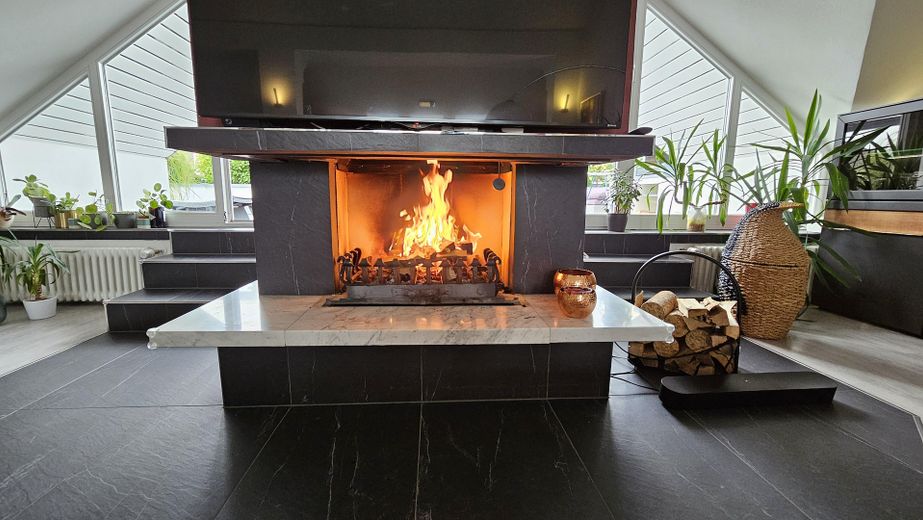 Wohnzimmer mit Kamin