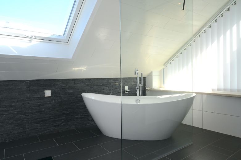 Aussicht, Natur und Design: exquisite 3-Zimmer Dachgeschosswohnung in Freiburg St. Georgen – Bad