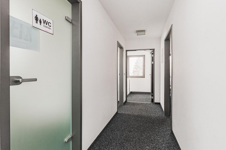 Representatieve bedrijfslocatie met showroom, productie, werkplaats en opslaghal te huur – 2. OG Flur