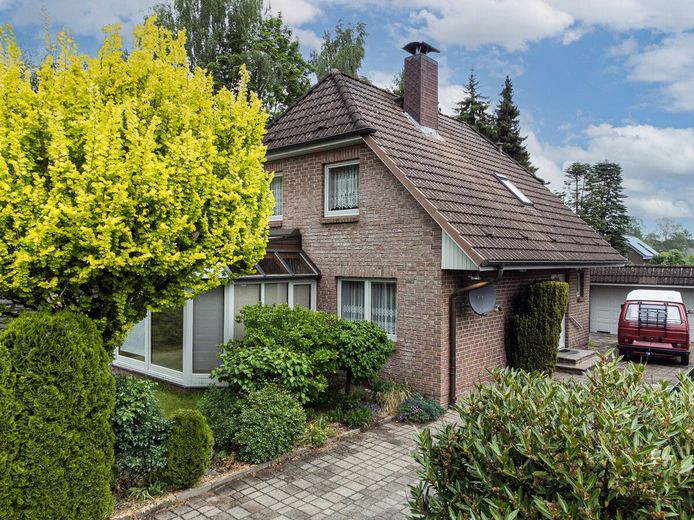 Familientraum in Bönningstedt: Solides EFH mit Wintergarten &amp; Doppelgarage – Frontansicht