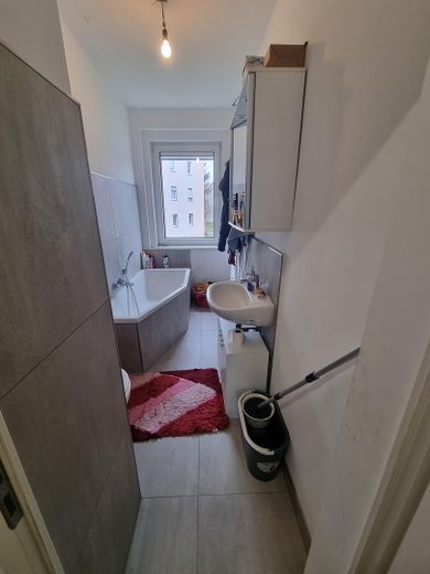 Bad mit Wanne und Fenster