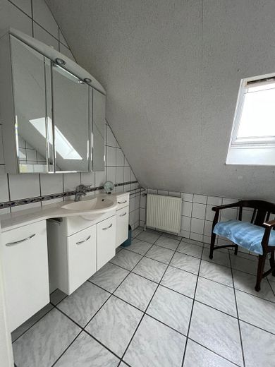 DG: Bad mit Dusche und Fenster