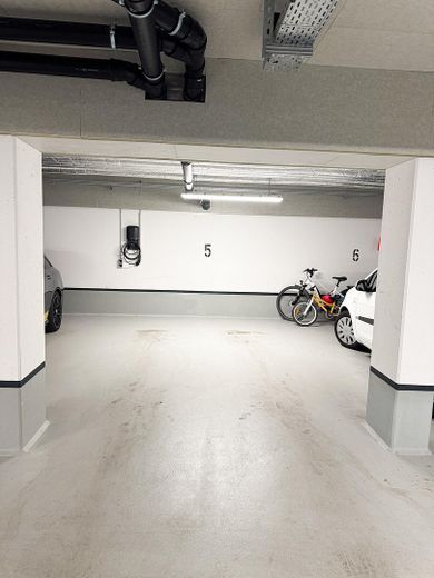 Exklusive 3-Zimmer-Wohnung in Fürth-Burgfarrnbach – hochwertige Küche, Balkon, Aufzug & TG – Parkplatz 1