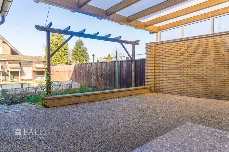 Freistehendes Einfamilienhaus mit Anbaupotenzial in ruhiger Randlage – Terrasse