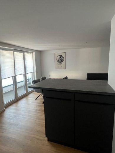 Modernes 2,5-Zi.-Penthouse mit Aufzug & Stellplatz – Solingen-Ohligs – Küche/Wohnzimmer mit Bar