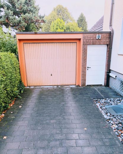 Drei freie Wohnungen, großer Garten – Mehrgenerationenwohnen in Werne – Garage und Zufahrt