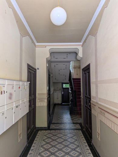 Friedrichshain'de balkonlu bakımlı 2 odalı eski bina dairesi – özelden, komisyonsuz – Hausflur