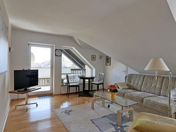 (EF0504_M) Dresden: Ullersdorf, großzügige möblierte Wohnung mit eigenem Balkon in ruhigem EFH, 500 Meter zum Golfplatz – Foto 1