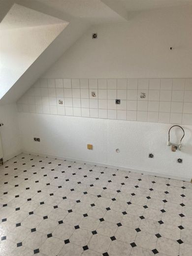 Kompakte DG 3-Zimmer mit neuem Laminat u. Wanne in Zentrumsnähe!
Stellplatz mgl. – Küche