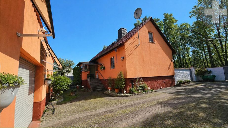 Haus mit geschütztem Innenhof &amp; vielseitigem Zusatzraum in Stülpe: RUHE. PRIVAT. MÖGLICHKEITEN. – Pflegeleicht &amp; sonnig - Garten mit viel Platz zum Genießen
