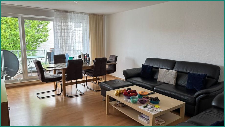 DREIFAMILIENHAUS IM STADTZENTRUM VON REMSCHEID - 2 WOHNEINHEITEN VERMIETET - MÖGLICHKEIT ZUM EIGENNUTZ – Helles und gemütliches Wohnzimmer mit Balkonzugang im 1. Obergeschoss