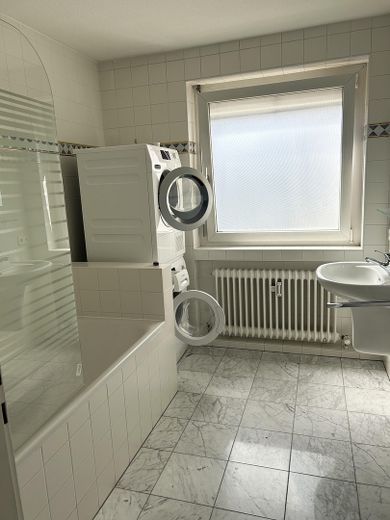 Großzügige 3,5 Zi Wohnung mit Balkon & EBK, frisch renoviert gute Anbindung in Bissingen – Foto 4
