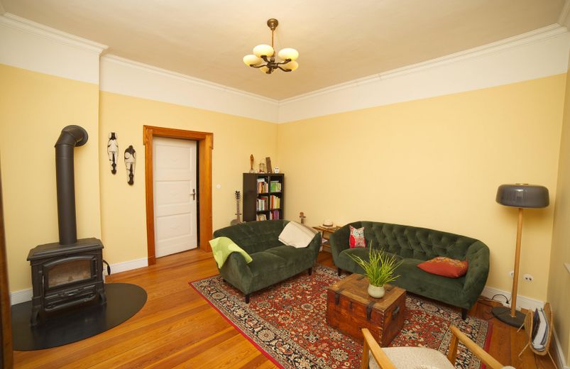 Şehirde kırsal ev ama yine de yemyeşilin ortasında – Wohnzimmer