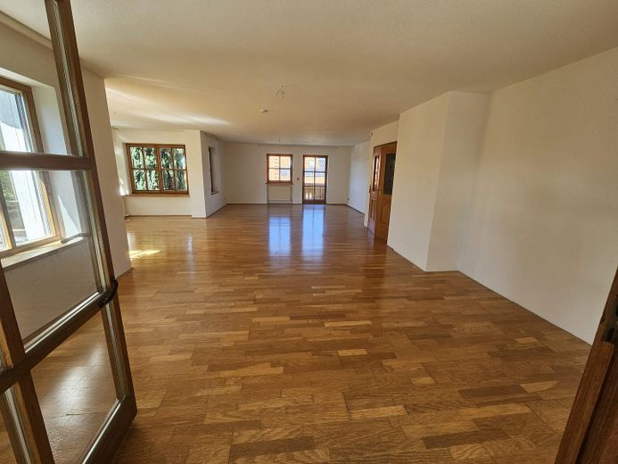 Traumwohnung m. Garten in bester Wohnlage Ende Sackgasse mit Blick in die Alpen mit PV Anlage – Wohnzimmer