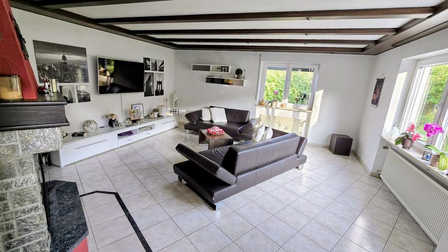 Provisionsfreies Einfamilienhaus in Wittislingen: 2.190m² Traumgrund, Außenpool, Whirlpool & Sauna – Wohnzimmer