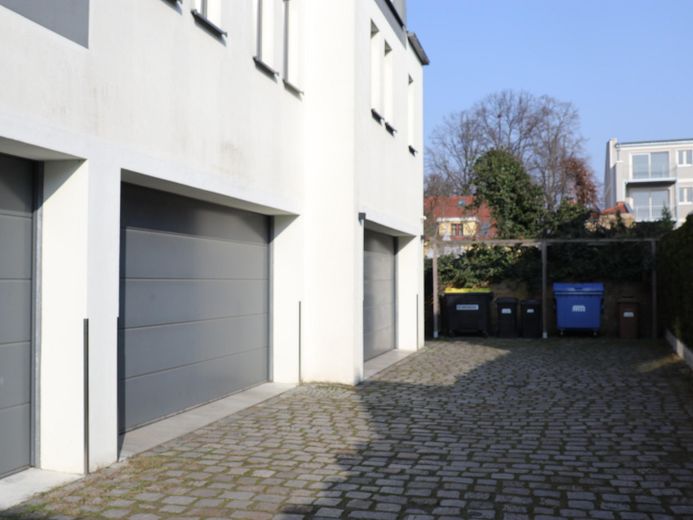 Einfahrt & Garagen