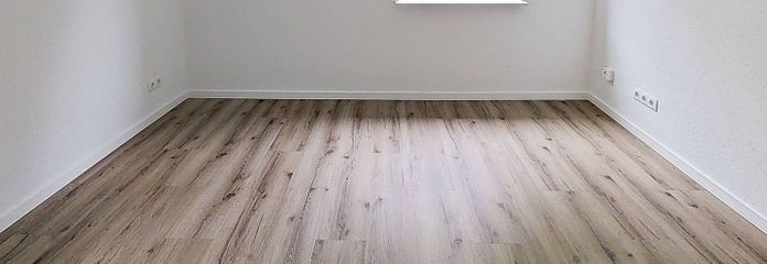 **Herbstliche Ersparnis: 1 NKM FREI** Modern und gemütlich: Schicke 3-Zimmer-Wohnung mit Tageslichtbad – Ansicht I: Wohn- und Esszimmer