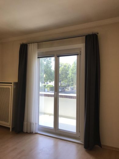 Lankwitz में टैरेस और बड़े बगीचे वाला सुंदर एकल-परिवार का घर – Balkonzimmer mit Laminat OG