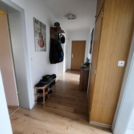 Hermoso y tranquilo piso de 3 habitaciones con balcón en Afferde – Flur