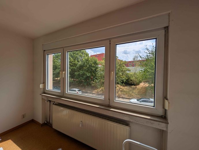 3 ЗКВ на Bellevue у Саарбрюкені – Wohnzimmer mit Ausblick