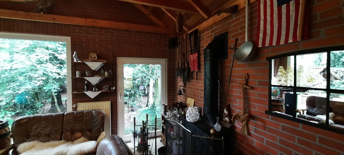 Kaminzimmer Tür zum Grillplatz