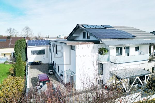 Woon- en bedrijfscomplex met twee werkplaatsen, opslag-/kantoorruimtes en twee afzonderlijke wooneenheden