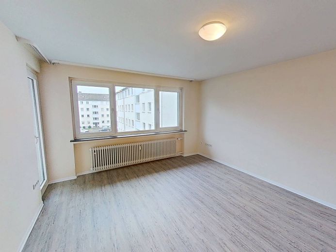 SPARAKTION: Komfortable 3-Zimmer-Wohnung mit überdachtem BALKON und Tageslichtbad mit Dusche und Badewanne – Ansicht I: Wohn- und Esszimmer