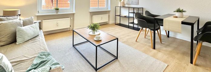 Sofort einziehen oder vermieten! Modernisierte 2-Zimmer-Wohnung in Wismars Altstadt – Wohnzimmer