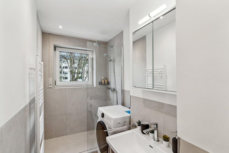 Top-Uni-Lage! Modern möbliertes Zimmer in sanierter WG | All-inclusive - mit Strom und Internet – Badezimmer mit Waschtrockner