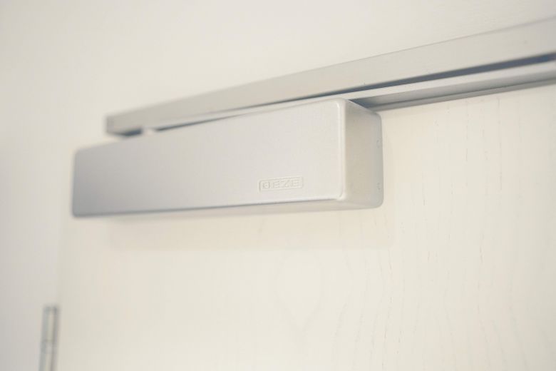 DETAIL: Eingangstürschließer