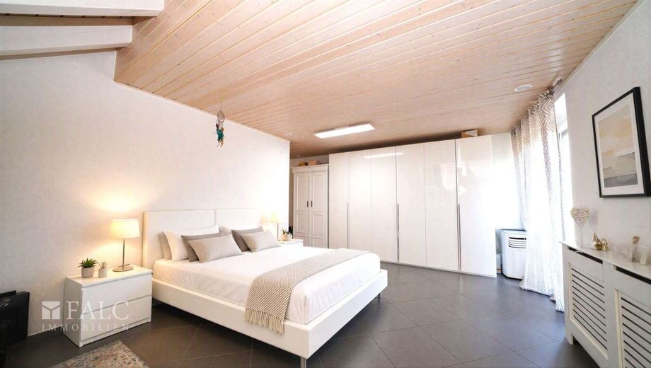 Traumhafte 5-Zimmer Maisonette-Wohnung mit offener Galerie und 2 Stellplätzen! - FALC Immobilien – Ihre Schlafoase