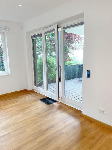 Wohnen, wo Hamburg zur Elbe hinabsteigt – Essbereich mit Terrasse